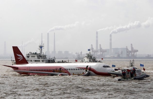 قارب نجاة يساعد الركاب على الخروج من الطائرة التي هبطت على سطح الماء في شنجهاي