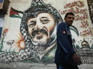 Graffiti représentant Yasser Arafat dans la ville de Gaza. La justice française a ouvert une enquête pour déterminer si le dirigeant historique des Palestiniens mort en 2004 en France a été assassiné, après des découvertes laissant penser qu'il pourrait avoir été empoisonné. /Photo d'archives/REUTERS/Suhaib Salem