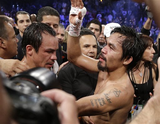 Manny Pacquiao y Juan Manuel Márquez se saludan después del combate. (AP Photo/Julie Jacobson)