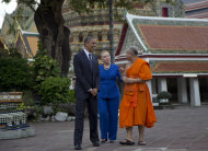 El presidente estadounidense Barack Obama, izquierda, y la secretaria de Estado Hillary Rodham Clinton, al centro, recorren el Monasterio Real Wat Pho con Chaokun Suthee Thammanuwat, dean, asistente de la facultad de Budismo del abad de Wat Phra Chetuphon, en Bangkok, Tailandia, el domingo 18 de noviembre de 2012. (Foto AP/Carolyn Kaster)