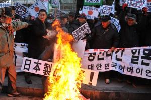 Etelä-Korean konservatiivinen aktivistit sytyttivät effigies ...