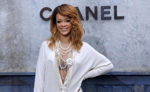 Rihanna Belikan Adiknya Mercedes Benz Seharga Rp 1,5 Miliar