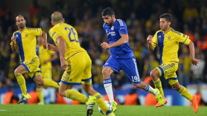 Maccabi Tel Aviv&#39;s Gal Alberman (L), Tal Ben-Haim I (2L) and Dor Micha (R) chase Chelsea&#39;s Diego Costa during the UEFA Champions League Group G football match at Stamford Bridge in London on September 16, 2015