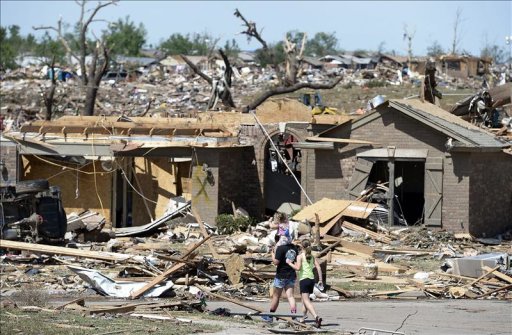 Una pareja y su hija caminan entre los escombros, en Moore, Oklahoma, EE.UU., este 22 de mayo. EFEVarias personas buscan objetos entre los escombros, en Moore, Oklahoma, EE.UU. EFE