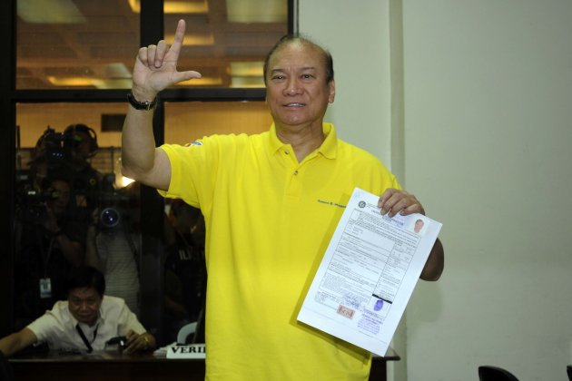 Former Senator Ramon Magsaysay Jr. files his certificate of candidacy at the Commission on Elections office in Intramuros, Manila Oct 5. (Angela Galia, NPPA Images)