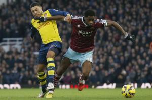 Arsenal's Alex Oxlade-Chamberlain (L) goes for …