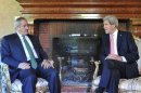 A destra il segretario di Stato Usa John Kerry, a sinistra il ministro degli Esteri Nasser Judeh oggi a Roma nella sede dell'ambasciata statunitense