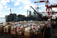 海軍「慈航」艦艇航行四天後抵達宿霧港，官兵分組卸載530噸民生物資。（軍聞社記者方正攝）