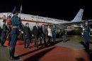 El presidente del Gobierno español, Mariano Rajoy, a su llegada ayer al aeropuerto de Astaná, capital de Kazajistán, en visita oficial para apoyar la presencia de empresas españolas en sectores de este país como las infraestructuras y las telecomunicaciones. EFE