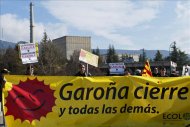 Concentración de ecologistas a las puertas de la central nuclear de Garoña, en Burgos,  para pedir el cierre inmediato de la planta. EFE/Archivo