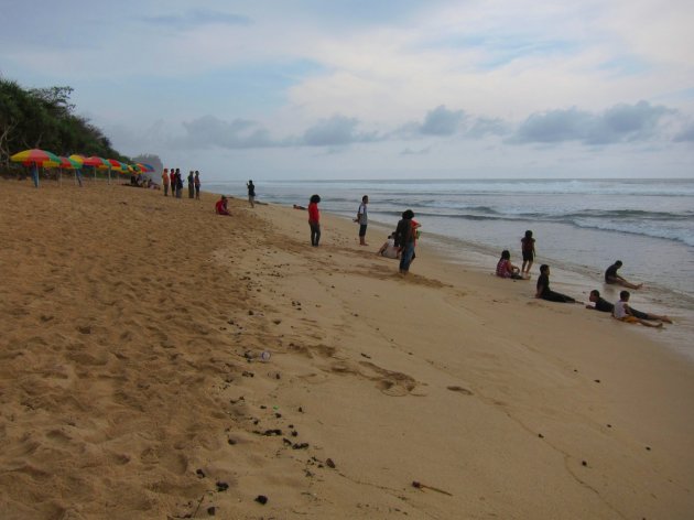 Pantai-Somandeng-berada-tepat-di-sebelah-Indrayanti-jpg_080225