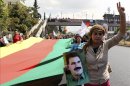 Manifestantes kurdos sostienen banderas kurdas y pósters con retratos del fundador y dirigente del Partido de Trabajadores del Kurdistán (PKK), Abdullah Öcalan, durante una protesta. EFE/Archivo