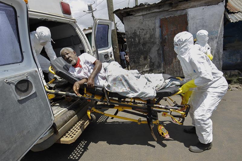 MRV02. Monrovia (Liberia), 15/10/2014.- (FILE) A file picture dated 15 October 2014 shows a Liberian ambulance team transport the 70-year old Francis Konneh, a suspected Ebola patient from the township of West point in Monrovia, Liberia. Liberia is declared free from Ebola on 09 April 2015 after 42 days without a new case, the medical charity Medecins Sans Frontieres reported, but urged vigilance until the worst-ever recorded outbreak of the virus is extinguished in neighbouring Guinea and Sierra Leone. The last patient in Liberia died on 27 March 2015, and by 09 April 2015 the nation reaches the official World Health Organization (WHO) standard of 42 days without a new Ebola case. A total of 10,980 people have been killed and more than 26,500 people were infected by Ebola disease since the outbreak erupted in a remote area of Guinea in December 2013, according to WHO. (República Guinea) EFE/EPA/AHMED JALLANZO