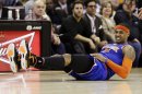 Carmelo Anthony de los Knicks de Nueva York tras sufrir una caída en el partido ante los Cavaliers de Cleveland el lunes 4 de marzo de 2013. (AP Foto/Tony Dejak)