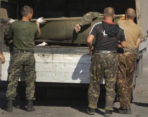 Ukrainian army personnel load the body of a dead government &hellip;