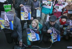 Protesters hold upturned portraits of Ukrainian President&nbsp;&hellip;