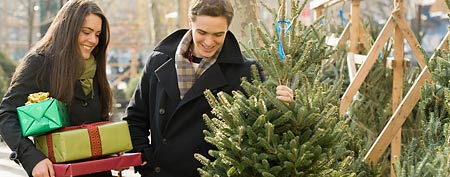 Couple goes Christmas tree shopping (Corbis)