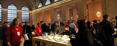 People walk through the new Apple store in Grand Central Station on December 9, 2011 in New York City.   (Photo by Spencer Platt/Getty Images)