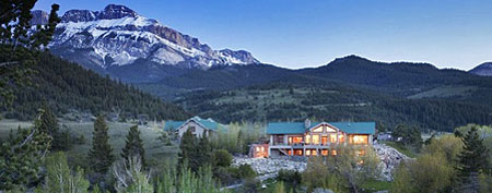 The log-cabin house provides spectacular views of the sun river and Scapegoat mountain. (Hall & Hall)