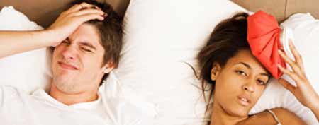 Sick couple in bed (Thinkstock)
