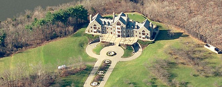 An aerial view of Llenroc mansion (thesmokinggun.com)