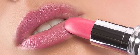 Woman applying pink lipstick. (ThinkStock)