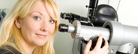 Woman doing an eye exam (Thinkstock)
