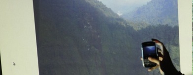 Mengambil foto lokasi jatuhnya Sukhoi (Foto: Antara/Widodo S Jusuf)