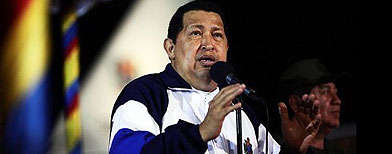 El presidente Hugo Chávez a su regreso a Caracas, en la noche del 11 de mayo de 2012, procedente de La Habana, donde se sometió a un tratamiento de radioterapia contra el cáncer que aseguró haber completado de forma exitosa. (AFP)