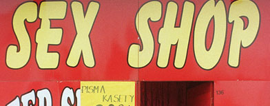Una tienda sex shop en una calle de Polonia. (AP)