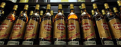 Fotografía del martes 5 de junio de 2012 de botellas de ron Havana Club a la venta en una tienda para turistas, en La Habana (Cuba). Cuba se resiste a dar por perdida una de sus múltiples "batallas" con Estados Unidos: el ron Havana Club, objeto de un largo litigio por la comercialización de esa marca en el país norteamericano. Ante la decisión de la Corte Suprema estadounidense de denegar a la cubana Cubaexport y la francesa Pernod Ricard la renovación del derecho para vender ese ron en EEUU, Cuba ha advertido a Washington de que esa actitud "irrespetuosa" pone en riesgo las 6.000 marcas y patentes estadounidenses que se comercializan en la isla. (EFE/Alejandro Ernesto)