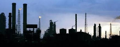 Imagen de archivo de la refinería venezolana de Amuay, mayo 18 2006. La refinería venezolana de Amuay, la mayor del país con capacidad para procesar 645.000 barriles por día (bpd), normalizó por completo sus operaciones tras una falla la semana pasada en su sistema de enfriamiento, dijo el miércoles la estatal Petróleos de Venezuela (PDVSA). REUTERS/Jorge Silva