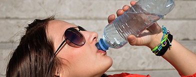Someone drinking from a bottle of water(Fotolia)