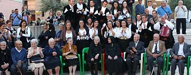 Al frente, los nueve hermanos de la familia Melis, cuyas edades suman 818 años, Vitalio (86), Antonino (93), Adolfo (89), Consolata (105), Claudina …más  (99), Mafalda (78), Concetta (91), Vitalia (80) y Maria (97). (EFE)