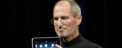 Fotografía de archivo del 27 de enero de 2010 del director y cofundador de Apple Steve Jobs mostrando el entonces modelo más reciente de la tableta iPad en San Francisco. (Foto AP/Paul Sakuma, Archivo)