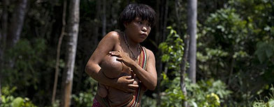 Algunas mujeres de la tribu yanomami cubren los ojos de sus hijos en brazos cuando son fotografiadas para "evitar que pierdan su espíritu". REUTERS/Carlos Garcia Rawlins