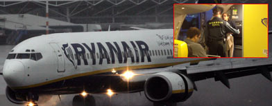 Un avión de Ryanair en pista