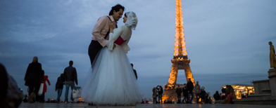 قبلة بين زوجين مصريين في باريس