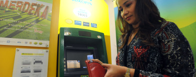 Ilustrasi nasabah di ATM (Foto: Antara/Audy Alwi)