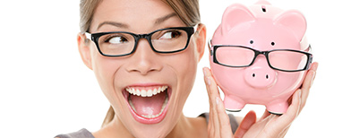 Woman and her piggy bank (Fotolia)