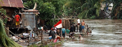 Sejumlah warga membersihkan lumpur rumahnya setelah terendam banjir di Manado, Sulawesi Utara. Foto: Antara/Fiqman Sunandar