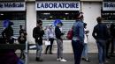 Dépistage du Covid-19 en laboratoire : les personnels "ont une fatigue énorme, je crois que les Français ne s'en rendent pas compte", alerte le représentant des biologistes