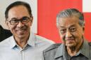 Malaysian king hits back at Mahathir amid crisis