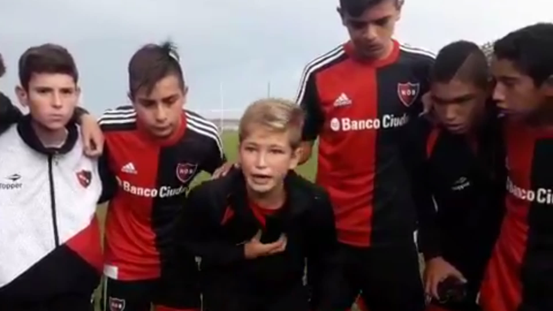 WATCH: Newell's Old Boys youth delivers inspirational team-talk - Yahoo Sports